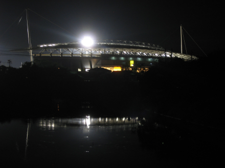 「夜の陸上競技場」